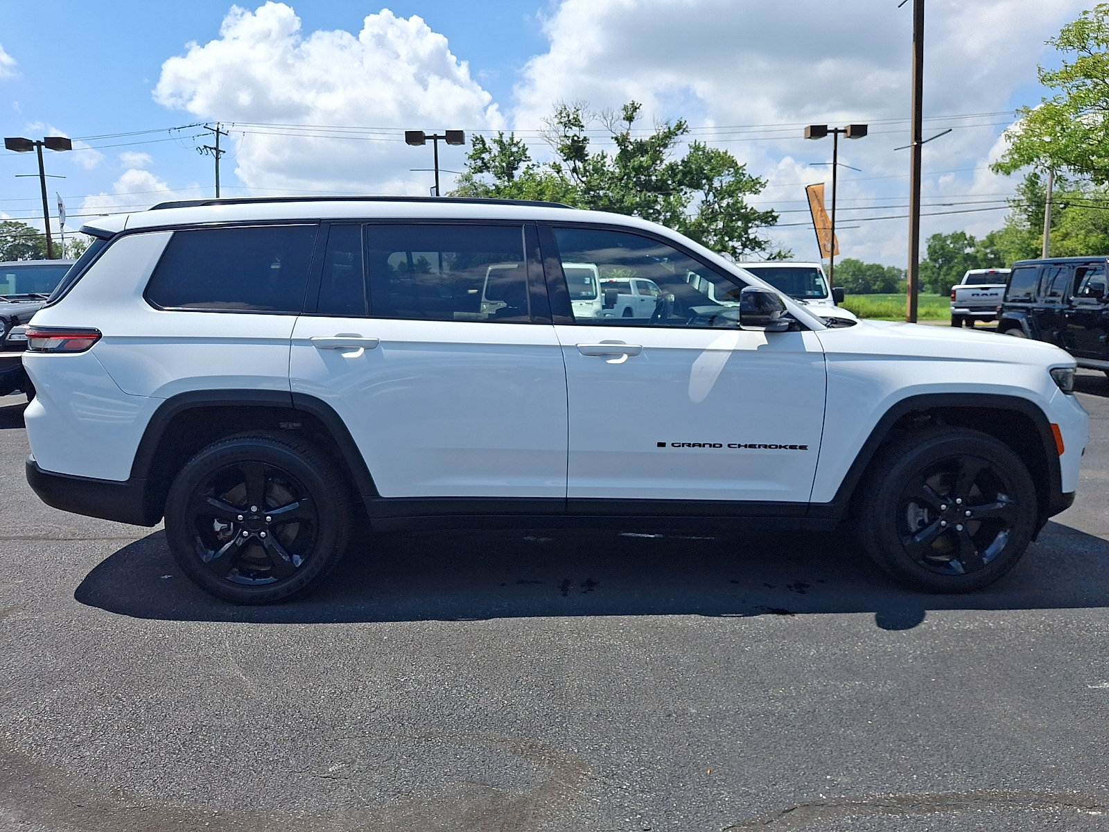Used 2023 Jeep Grand Cherokee L Laredo AWD/4WD image 7