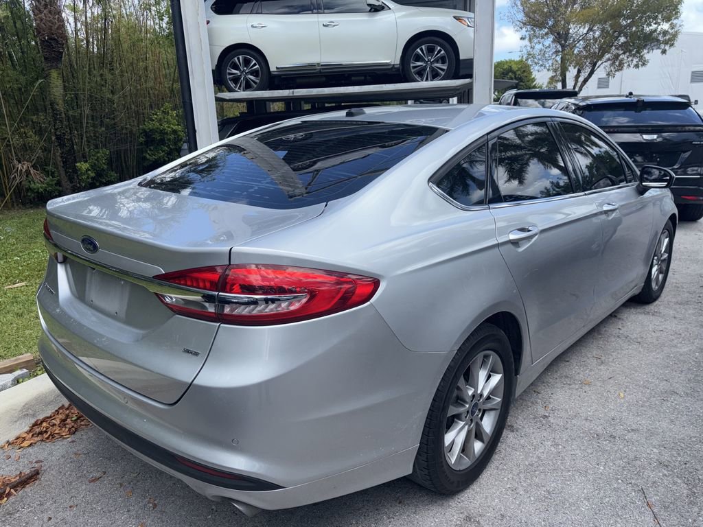 Used 2017 Ford Fusion SE w/ Fusion SE Technology Package image 9