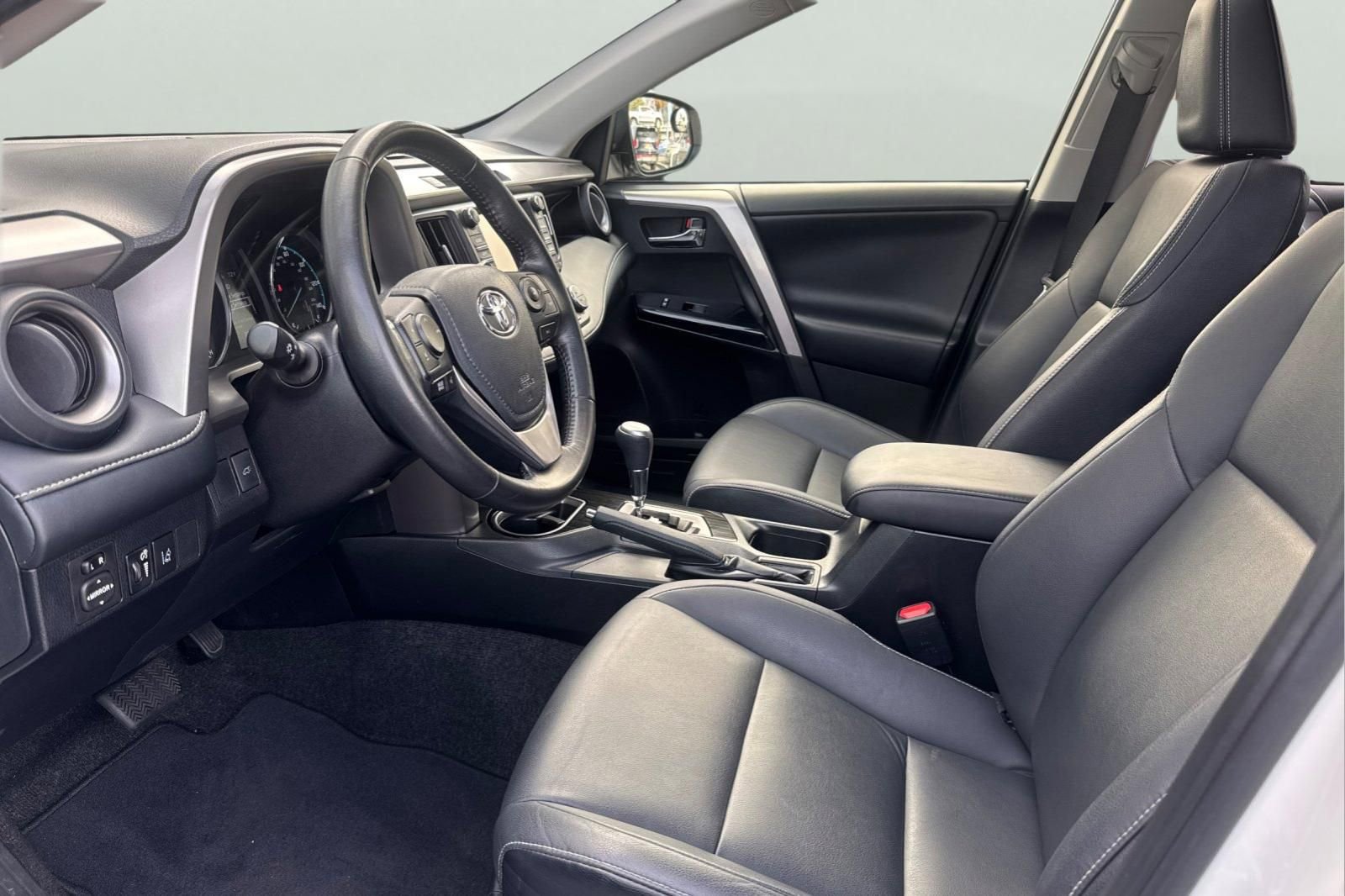 Certified 2018 Toyota RAV4 Limited w/ Advanced Technology Package image 15