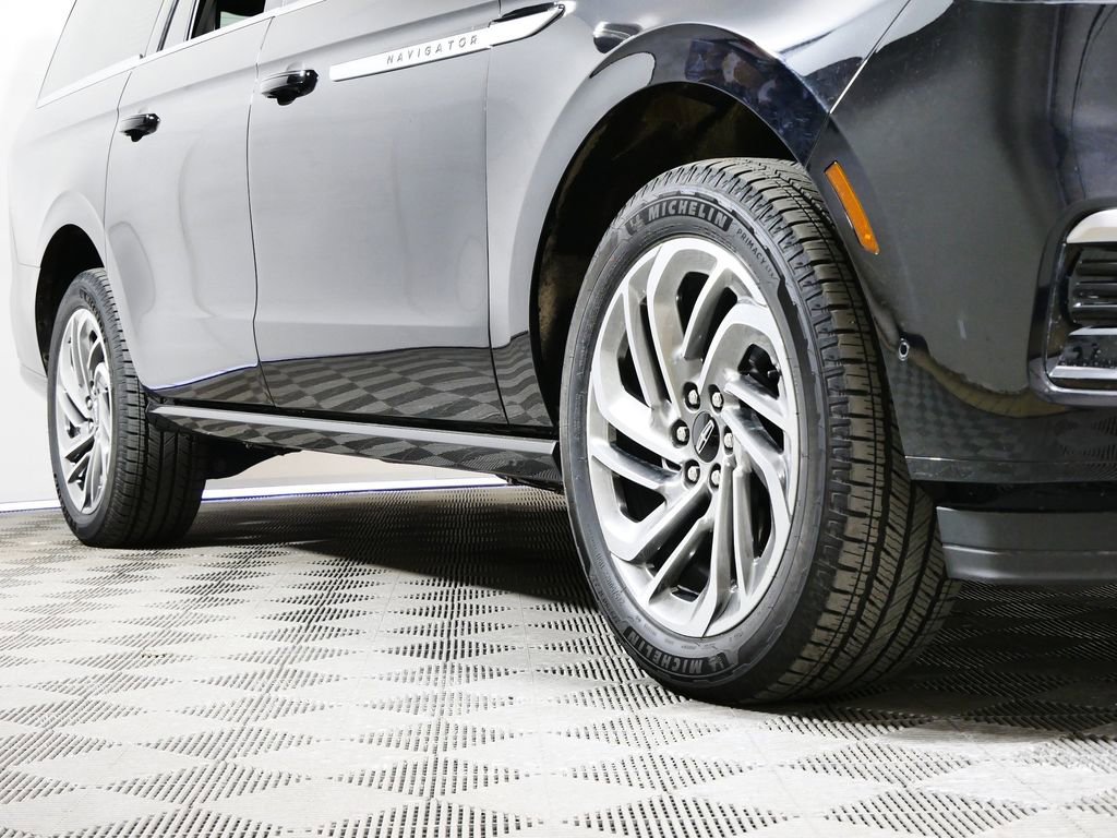New 2025 Lincoln Navigator L Reserve AWD/4WD image 2