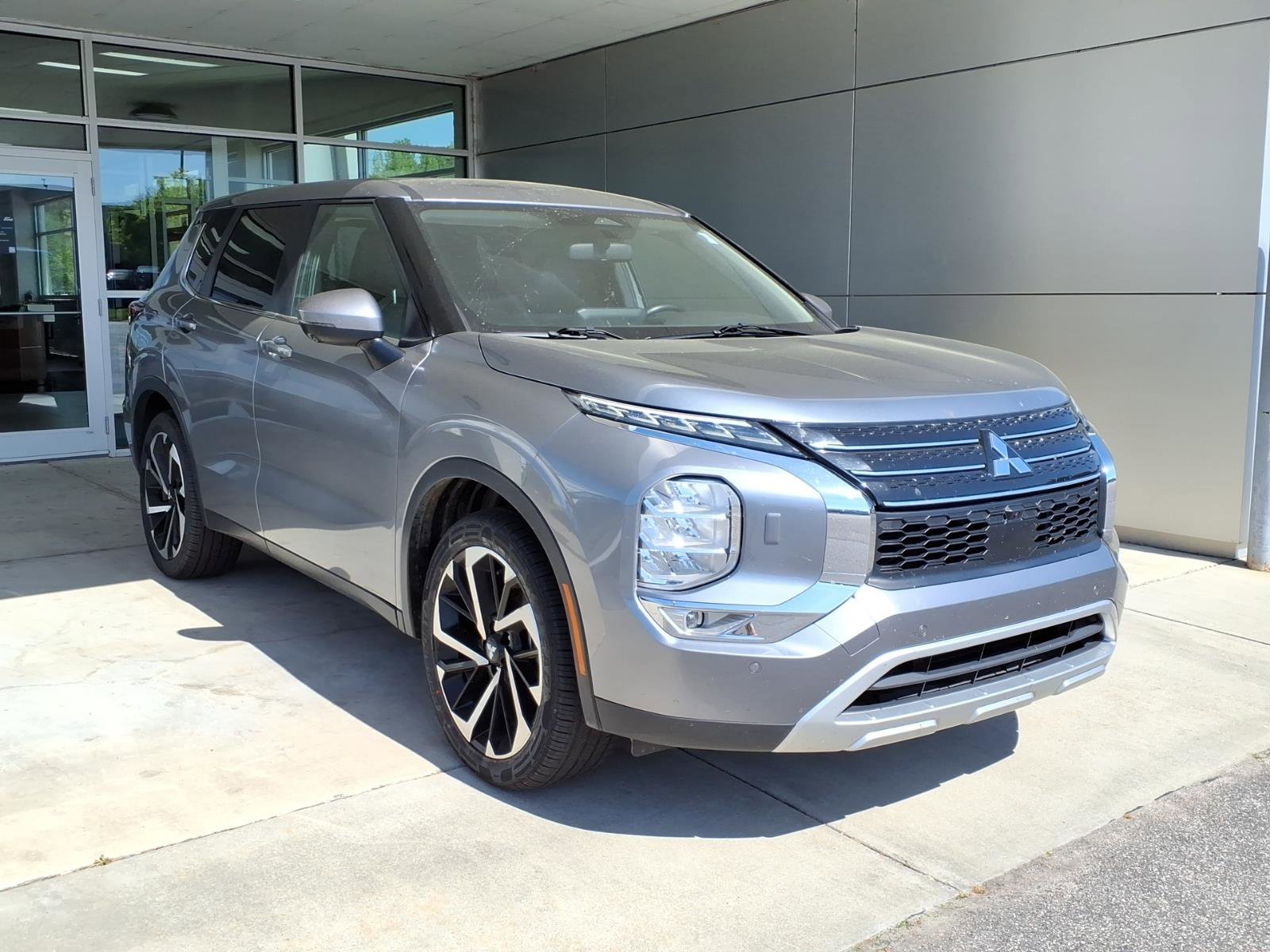 Used 2024 Mitsubishi Outlander SE image 1