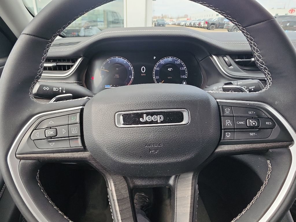 Used 2023 Jeep Grand Cherokee Limited w/ Luxury Tech Group II AWD/4WD image 22