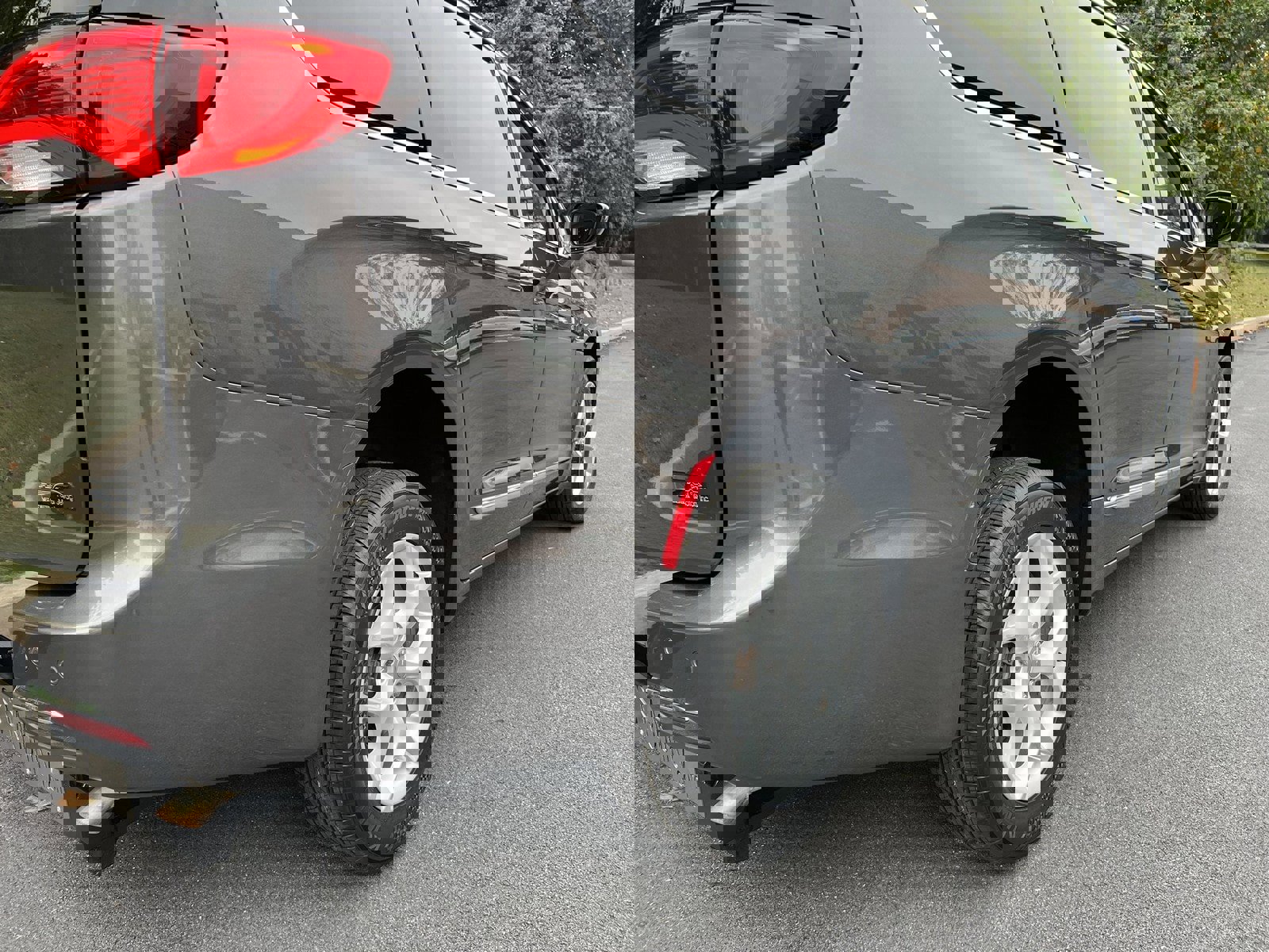 Used 2017 Chrysler Pacifica Touring-L w/ Tire & Wheel Group image 43