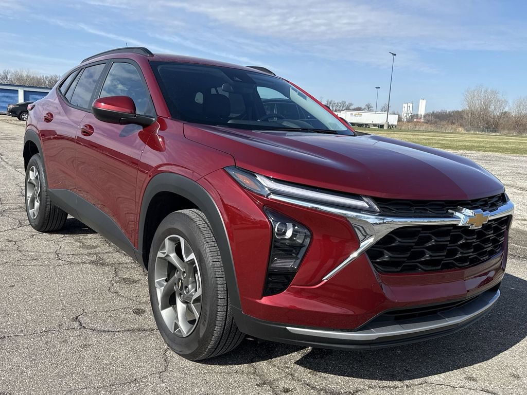 Used 2025 Chevrolet Trax LT w/ Driver Confidence Package image 2