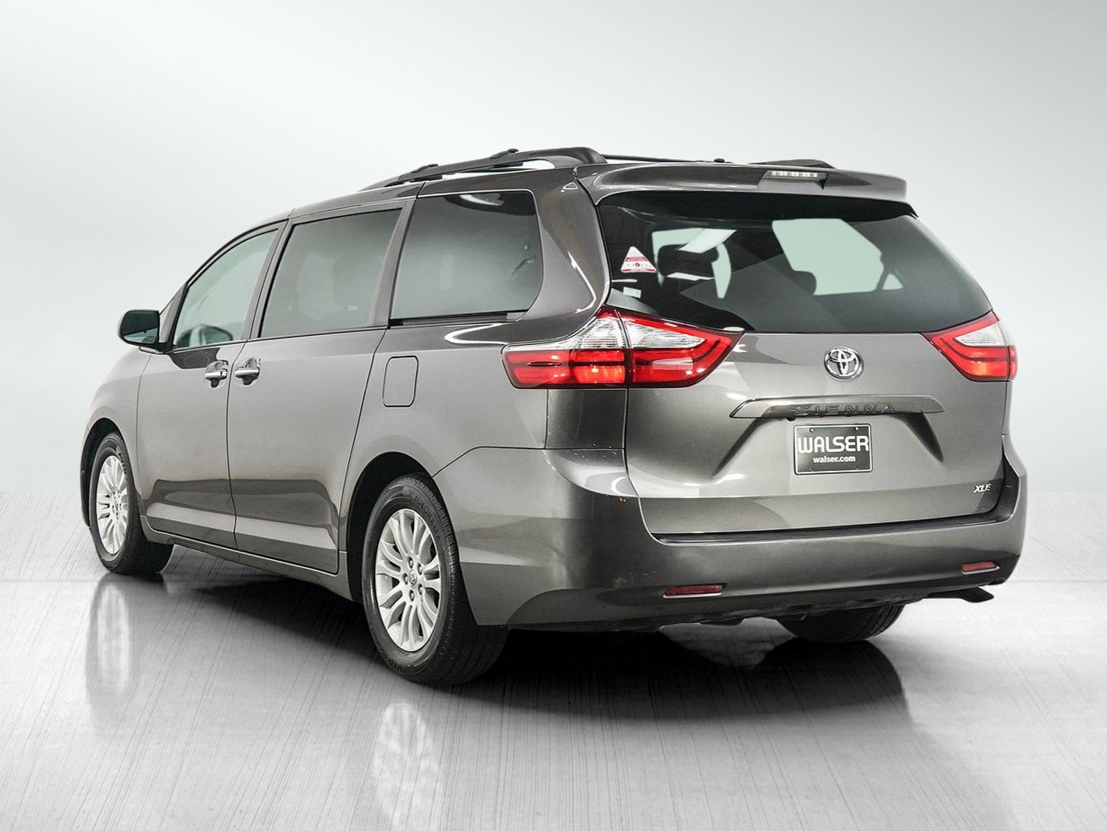 Used 2016 Toyota Sienna XLE FWD image 3
