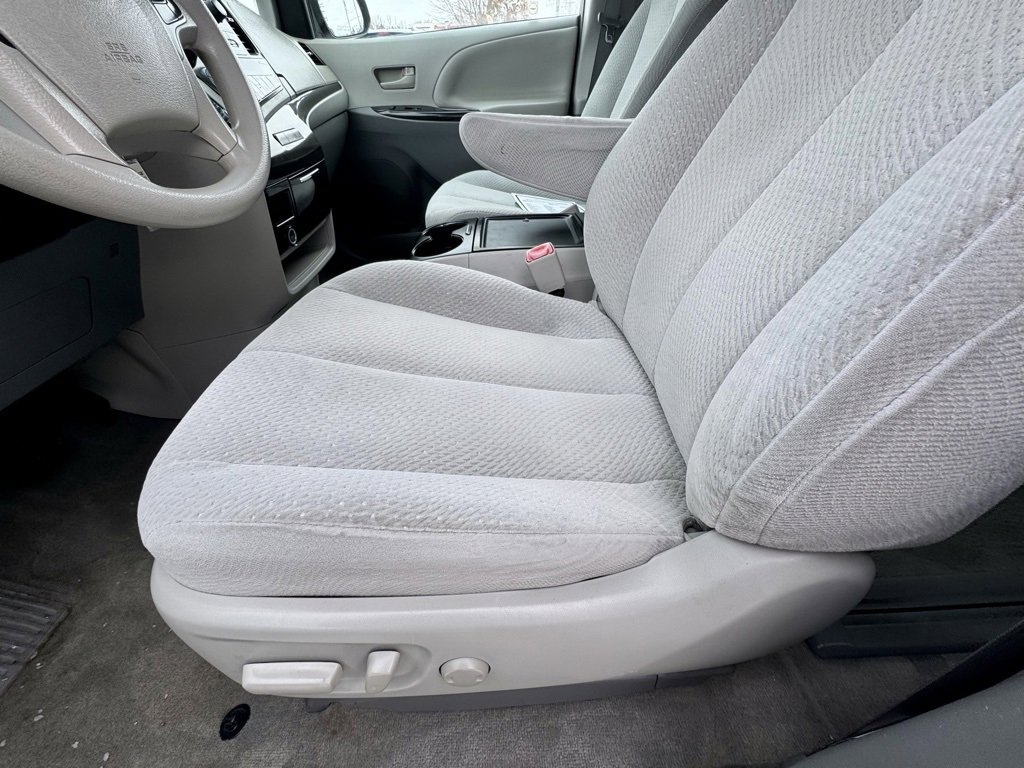 Used 2014 Toyota Sienna LE image 26