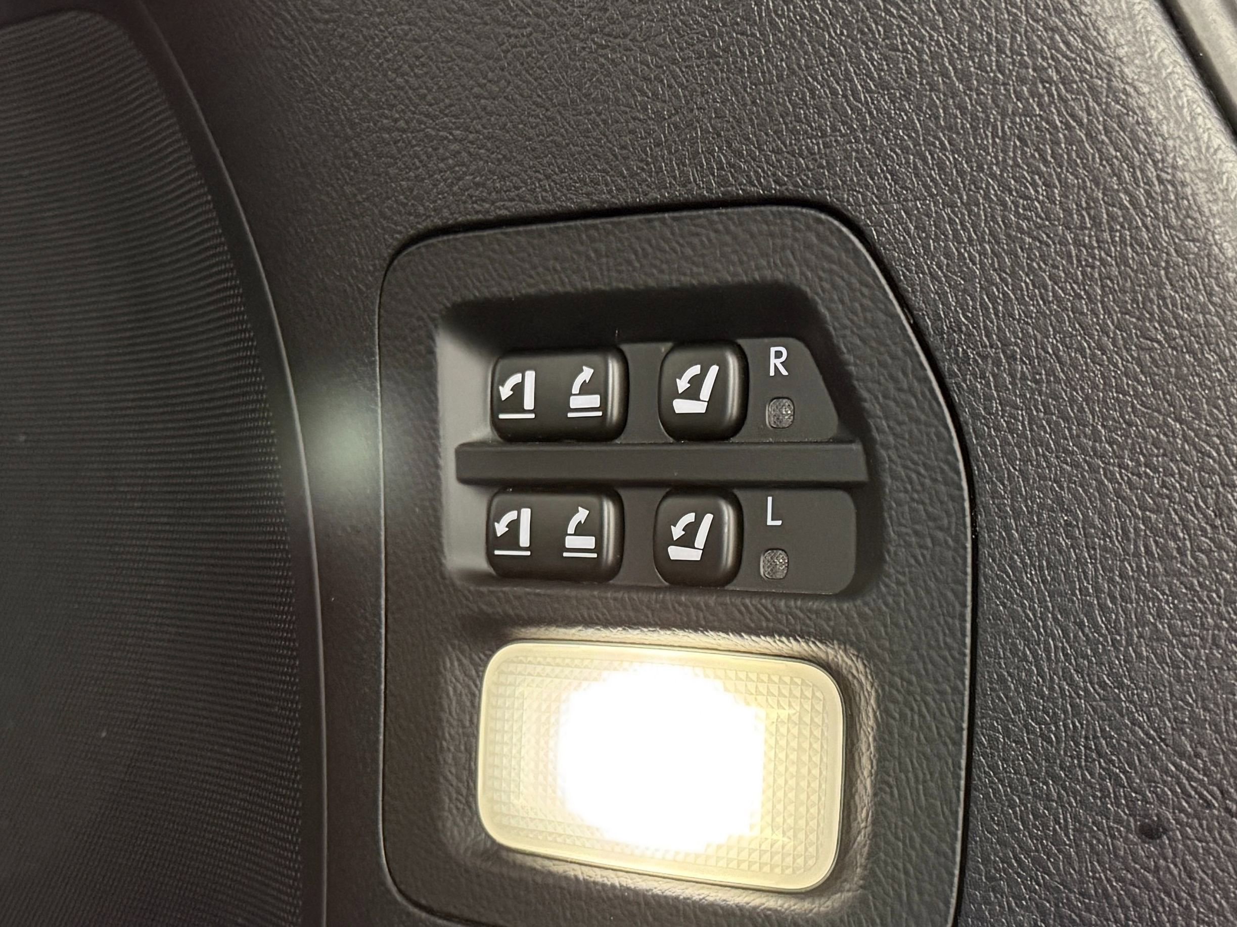 Used 2019 Lexus LX 570 4WD w/ Luxury Package image 38