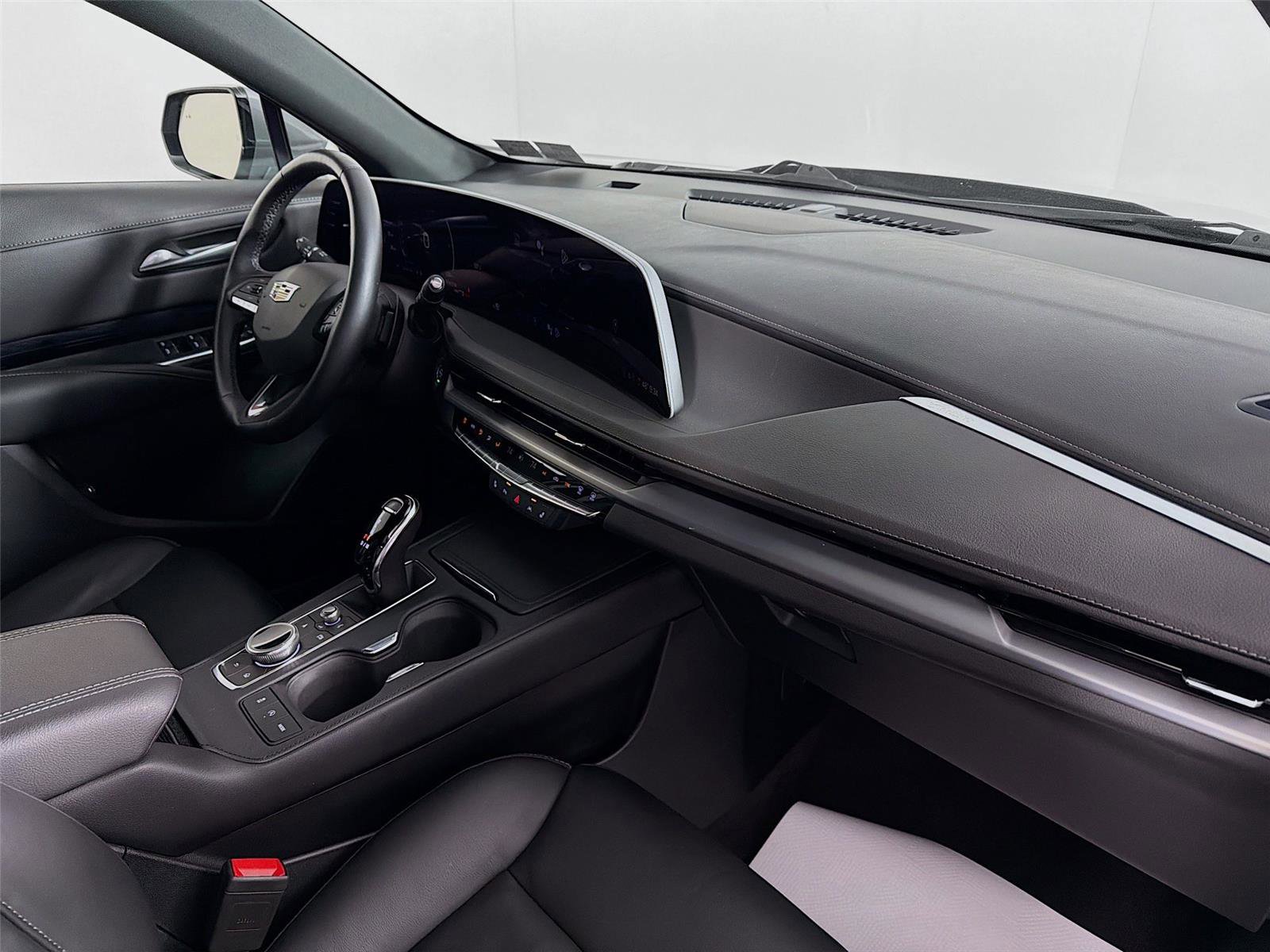 Used 2024 Cadillac XT4 Luxury w/ Cold Weather Package image 27