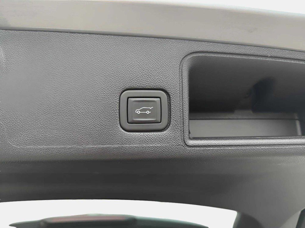 Used 2024 GMC Terrain SLT image 18