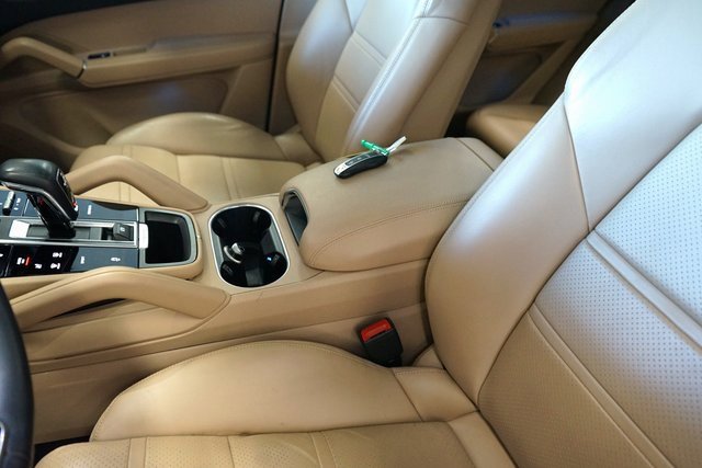 Used 2020 Porsche Cayenne image 30