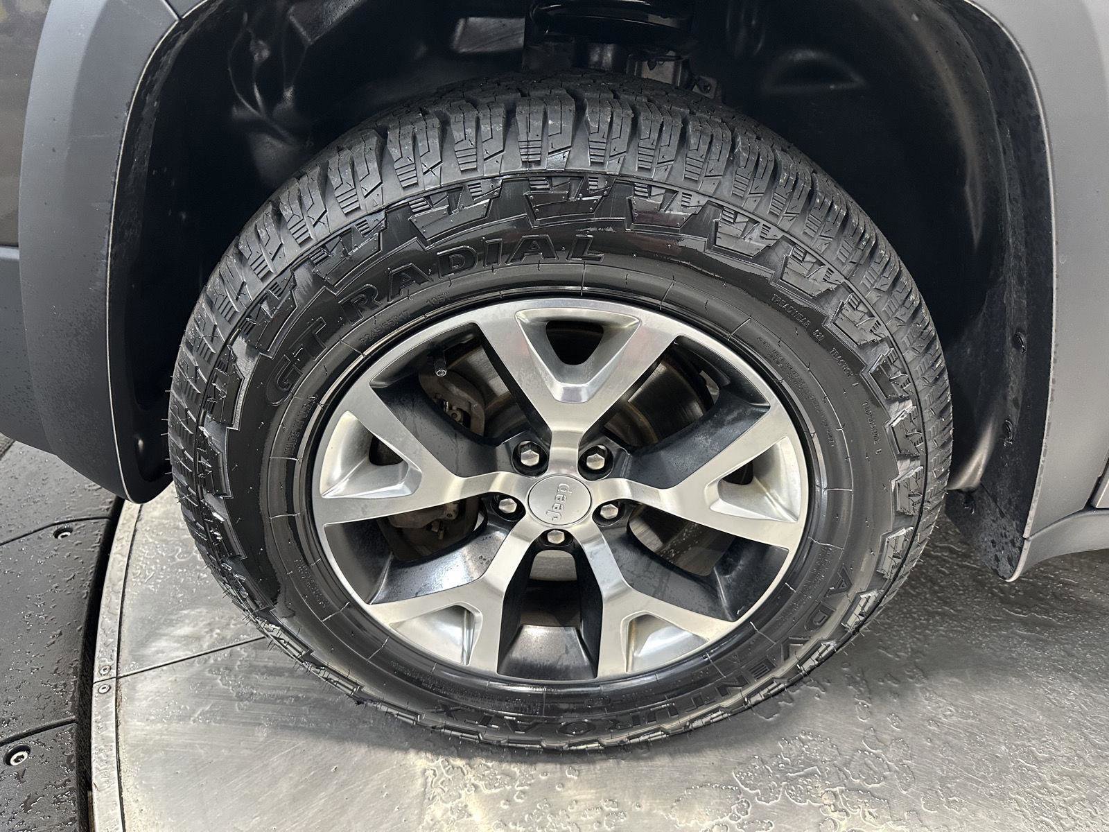 Used 2017 Jeep Cherokee Trailhawk image 9