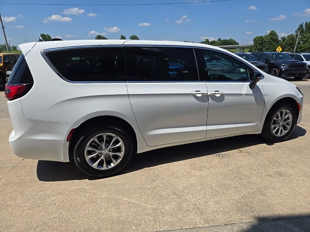 New 2027 Chrysler Pacifica Select w/ Family Tech Group AWD/4WD image 15