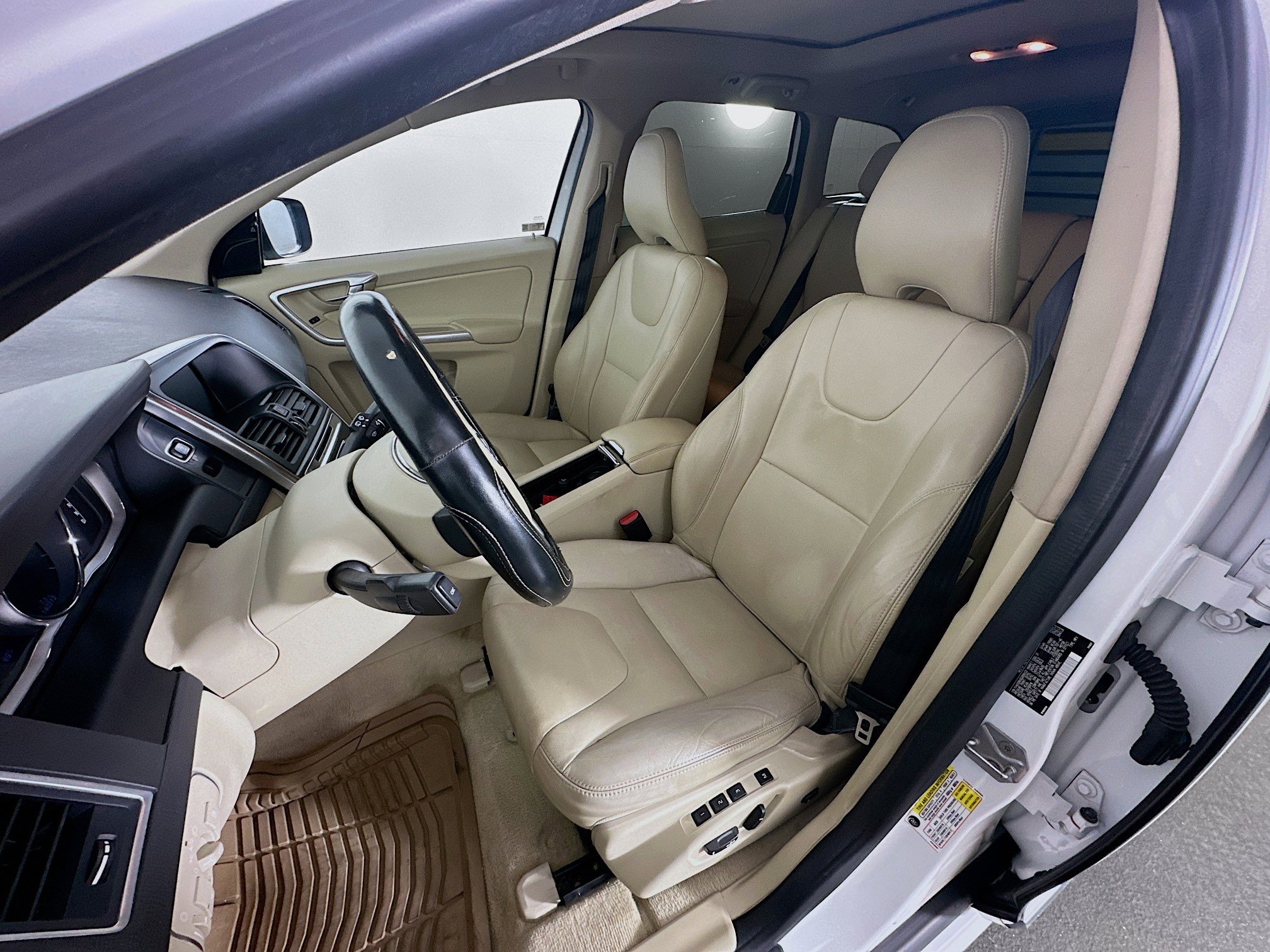 Used 2016 Volvo XC60 T5 Premier image 13