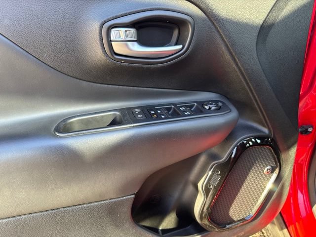 Used 2019 Jeep Renegade Altitude w/ UConnect 8.4 Nav Group FWD image 12