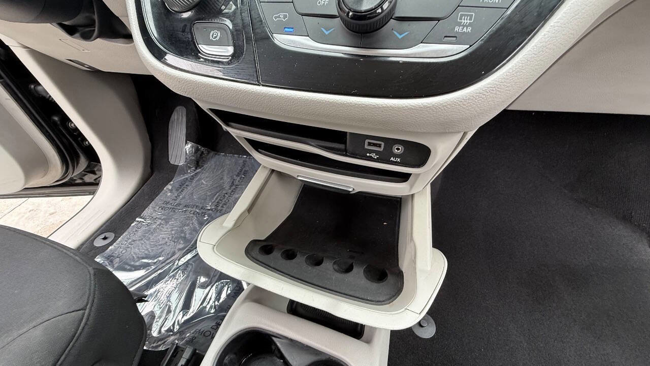 Used 2017 Chrysler Pacifica Touring FWD image 69