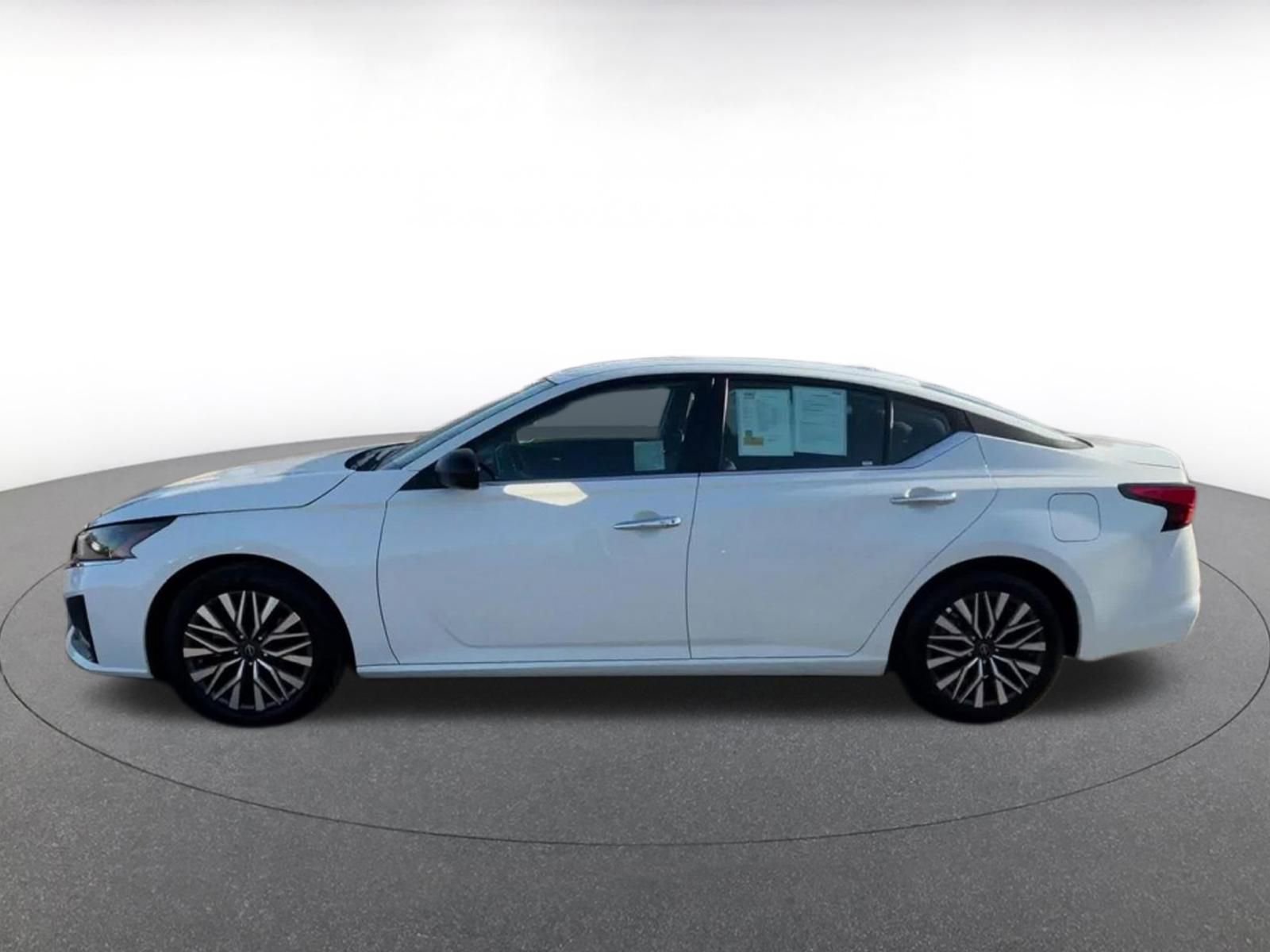 Used 2025 Nissan Altima 2.5 SV FWD image 9