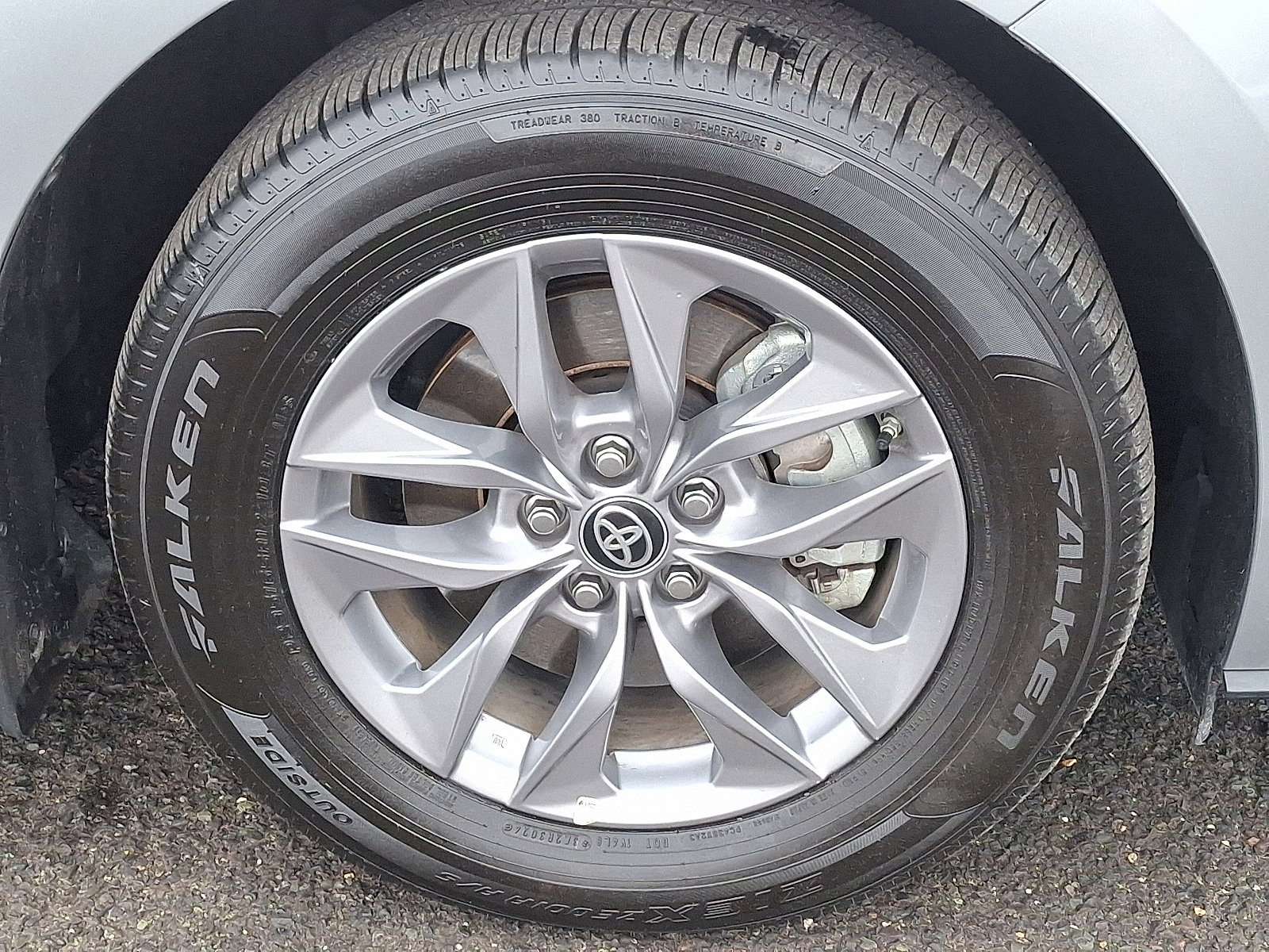 Used 2025 Toyota Sienna XLE image 9