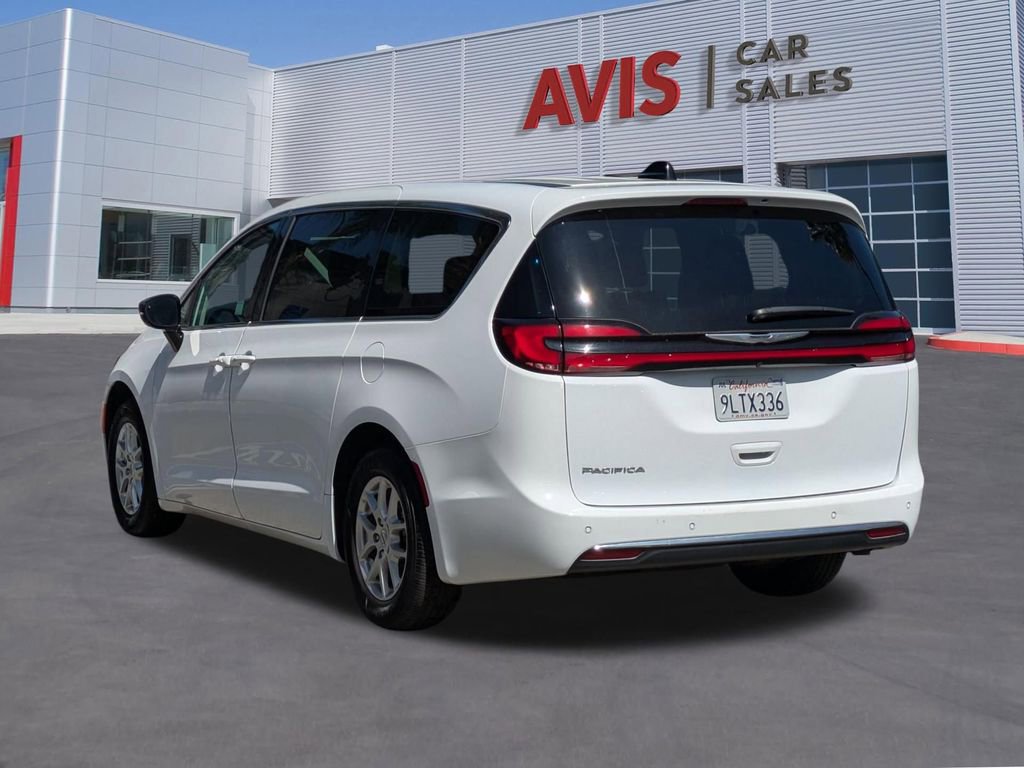 Used 2024 Chrysler Pacifica Touring-L image 9