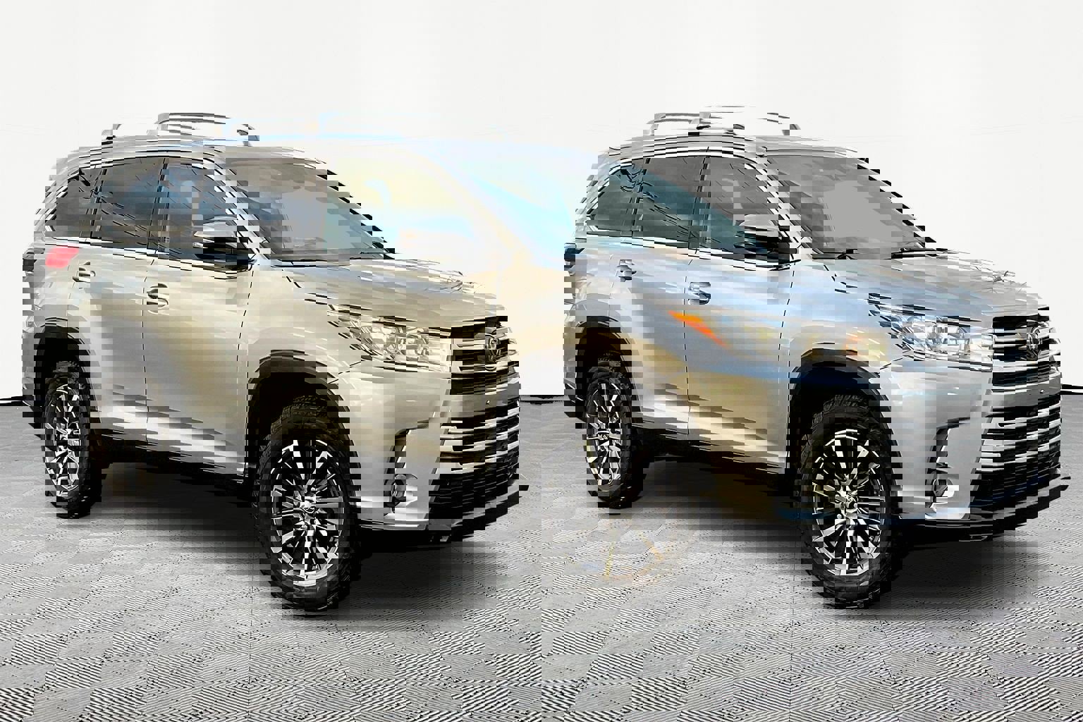 Used 2019 Toyota Highlander XLE image 3