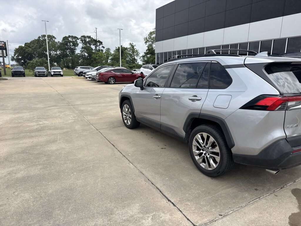 Used 2019 Toyota RAV4 XLE Premium FWD image 15