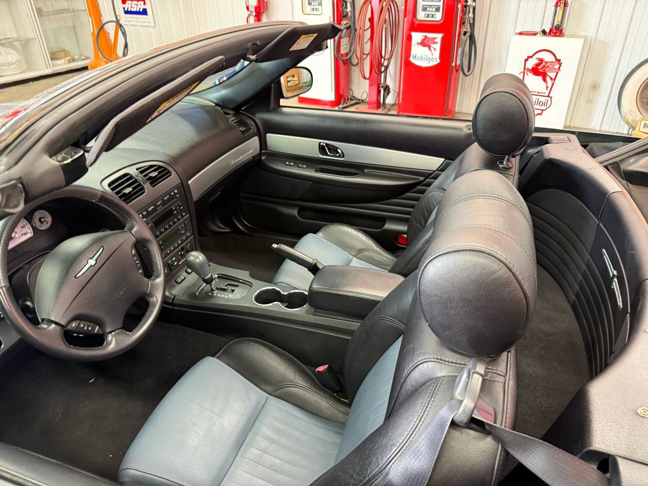 Used 2005 Ford Thunderbird RWD image 10