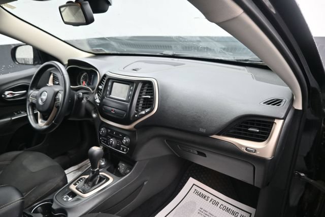 Used 2016 Jeep Cherokee Latitude w/ Cold Weather Group AWD/4WD image 9