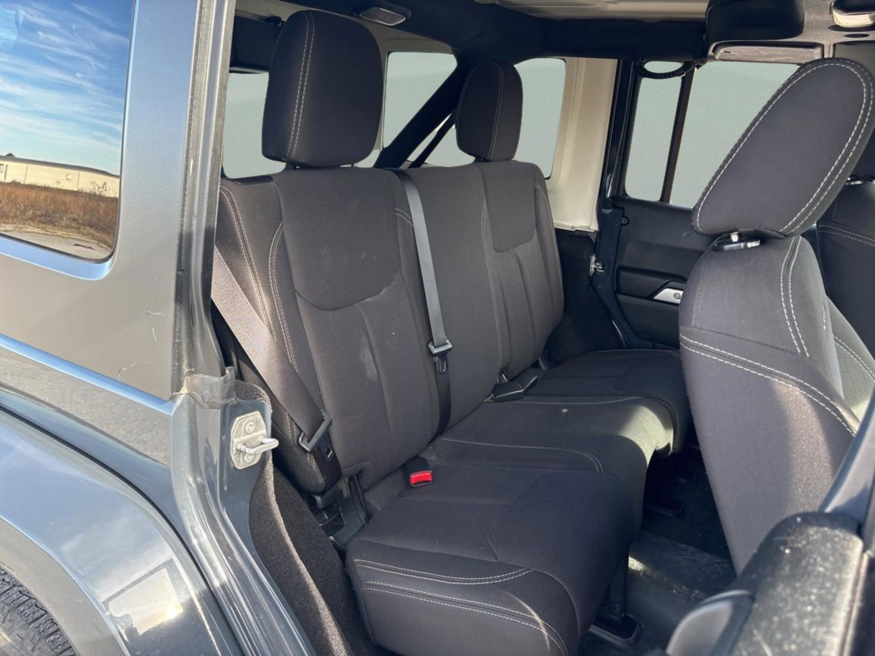 Used 2017 Jeep Wrangler Unlimited Sahara w/ Connectivity Group image 31