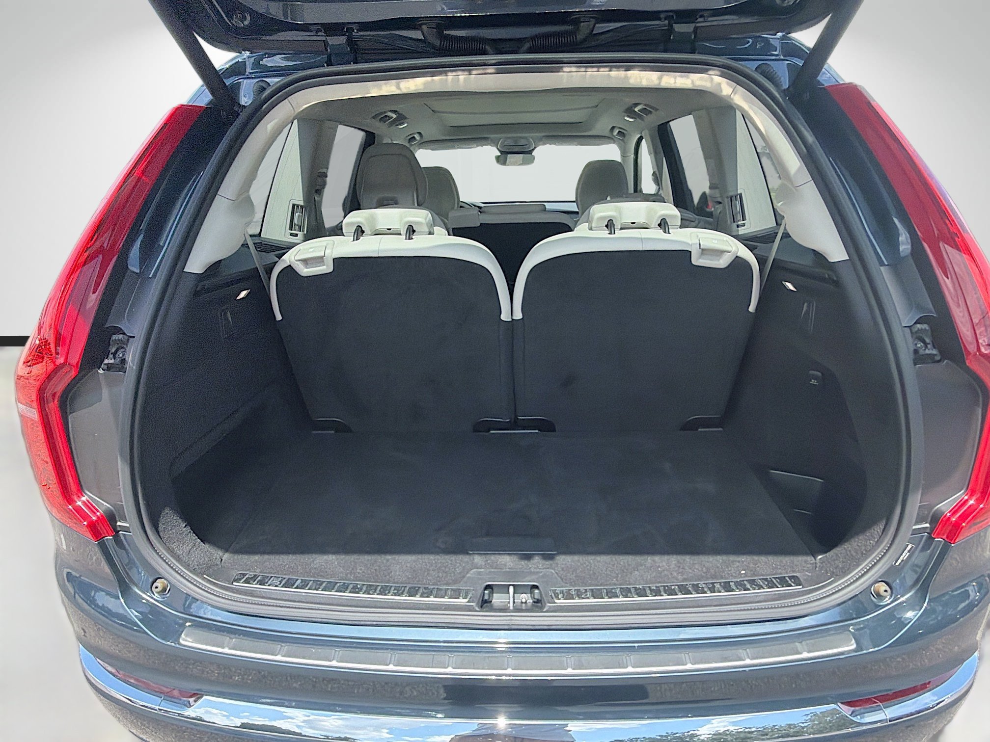 Used 2025 Volvo XC90 B5 Plus w/ Protection Package Premier AWD/4WD image 11