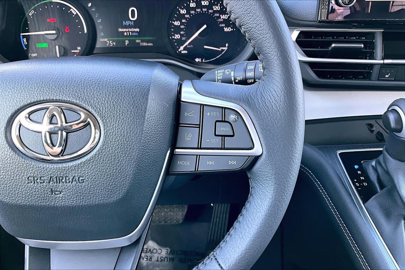 Used 2025 Toyota Sienna XLE FWD image 25