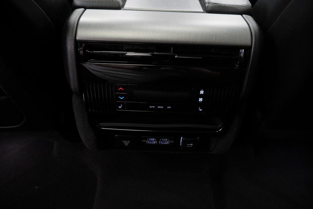 Certified 2024 Jeep Wagoneer Series II AWD/4WD image 31