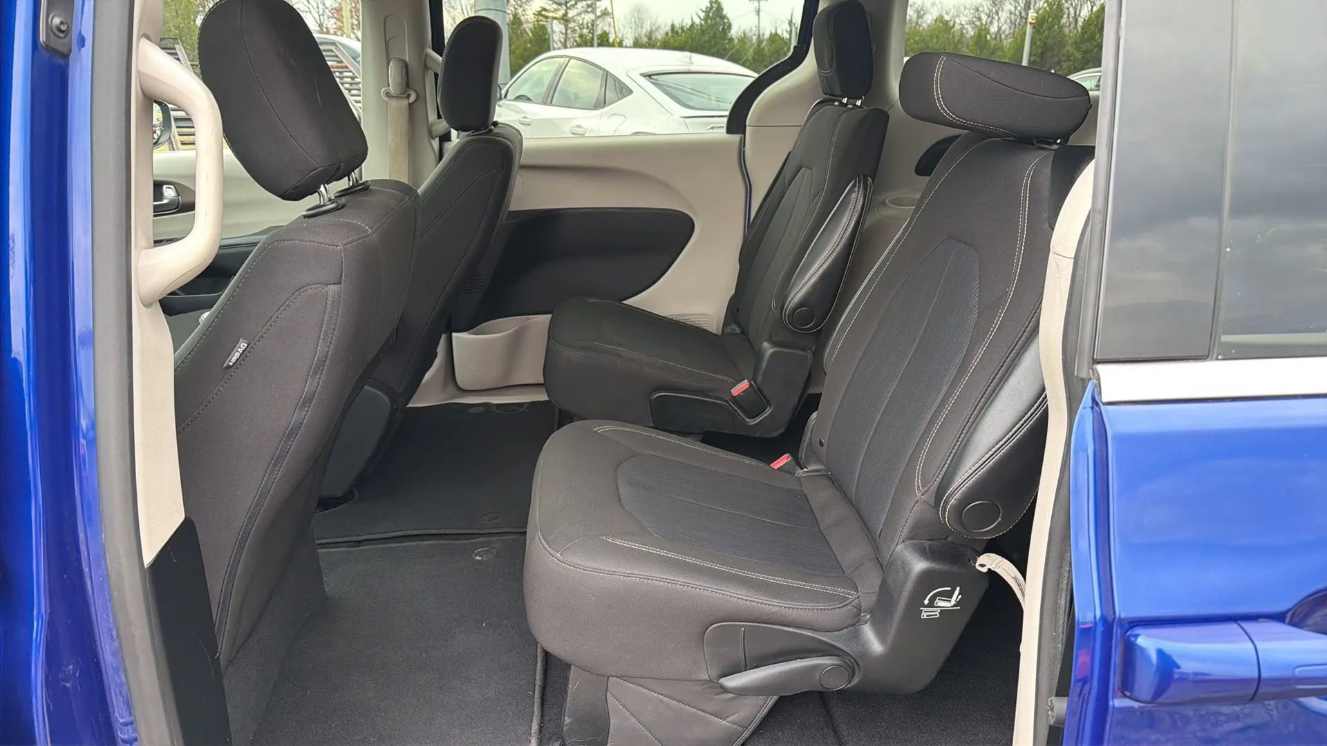 Used 2021 Chrysler Voyager LX image 11