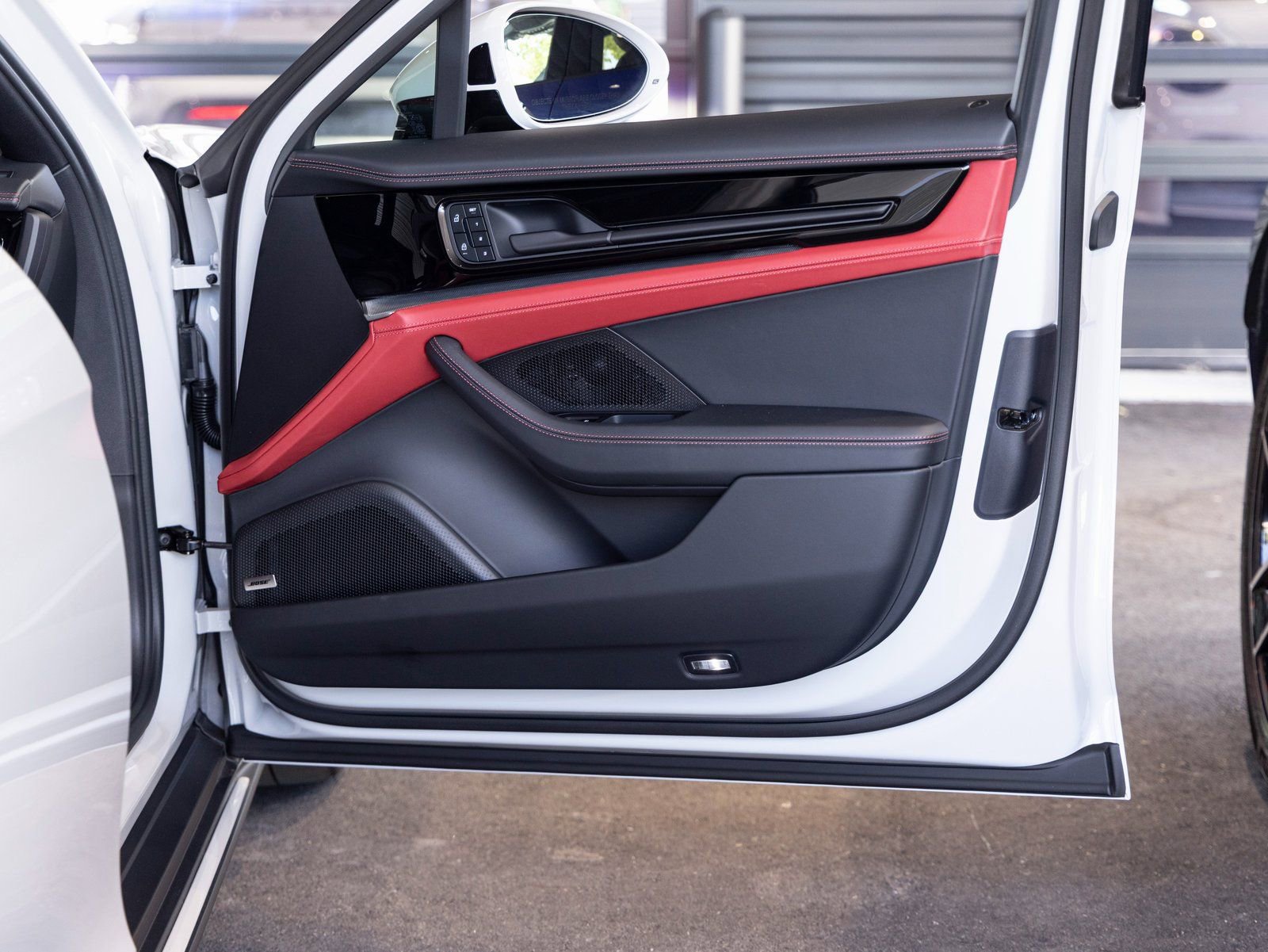 Used 2025 Porsche Panamera 4 image 31