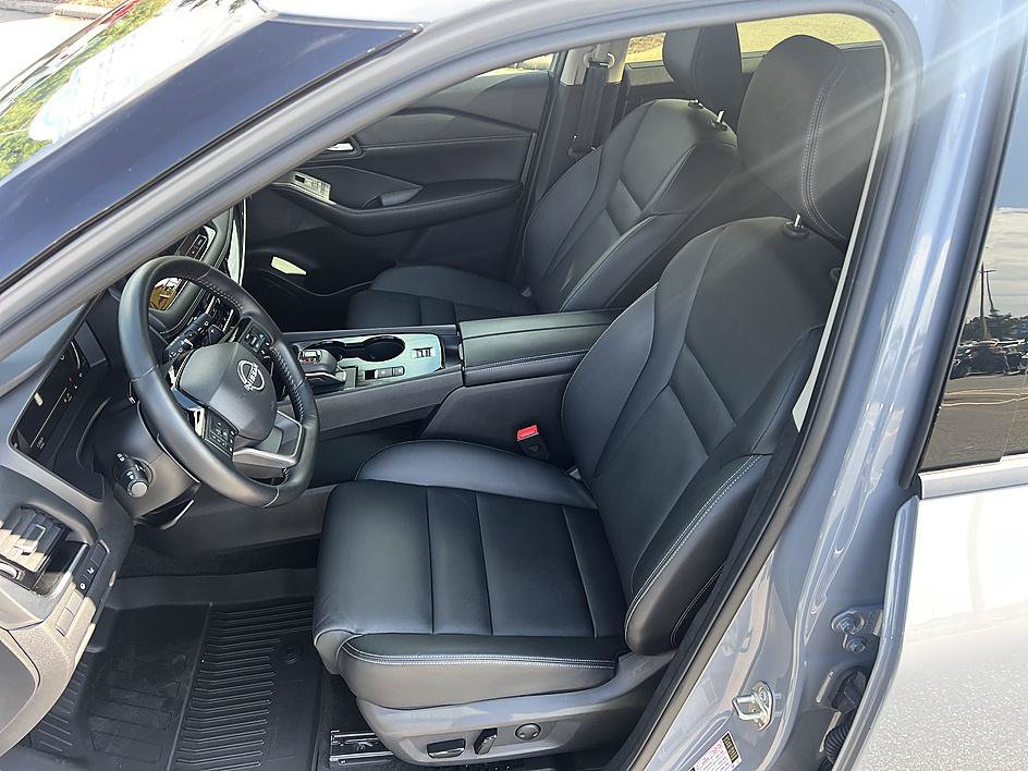 Certified 2025 Nissan Rogue SL w/ Tech Package FWD image 13
