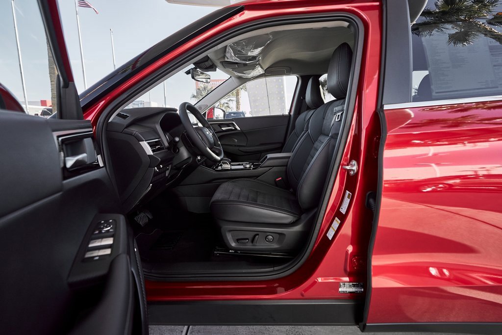 New 2025 Mitsubishi Outlander SE image 18