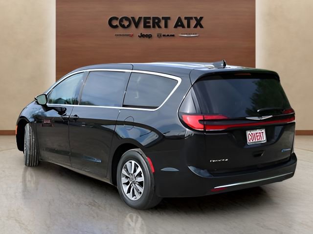 Used 2024 Chrysler Pacifica Select image 3