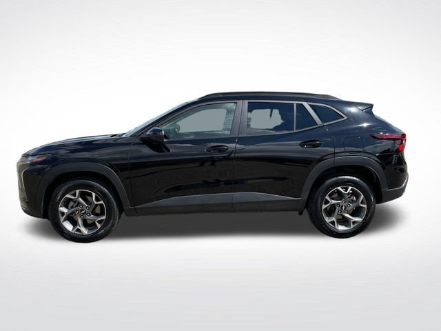 Used 2025 Chevrolet Trax LT FWD image 2
