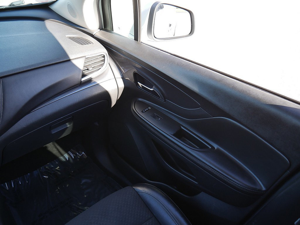 Used 2021 Buick Encore Preferred AWD/4WD image 24