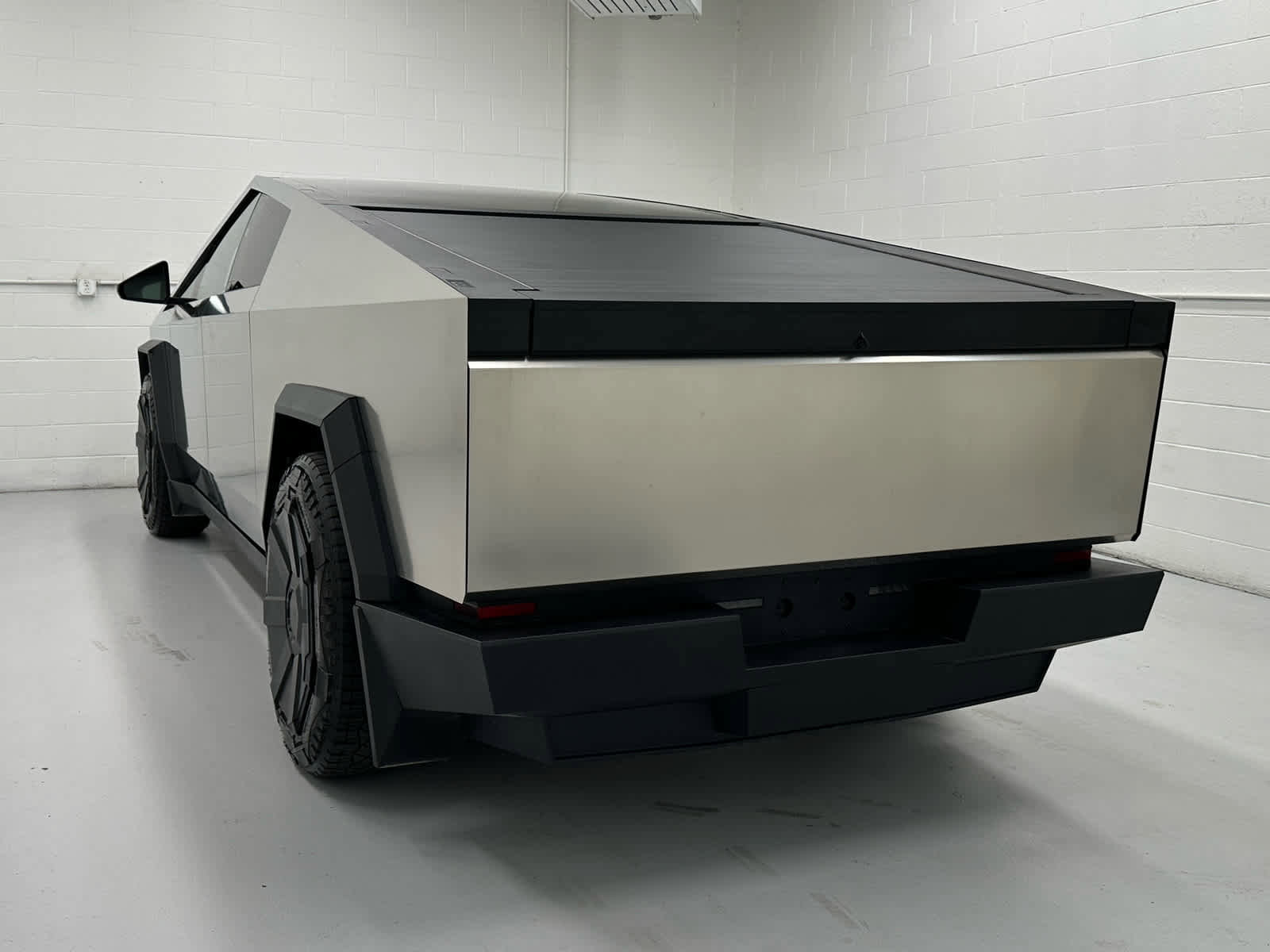 Used 2024 Tesla Cybertruck AWD Crew Cab image 8