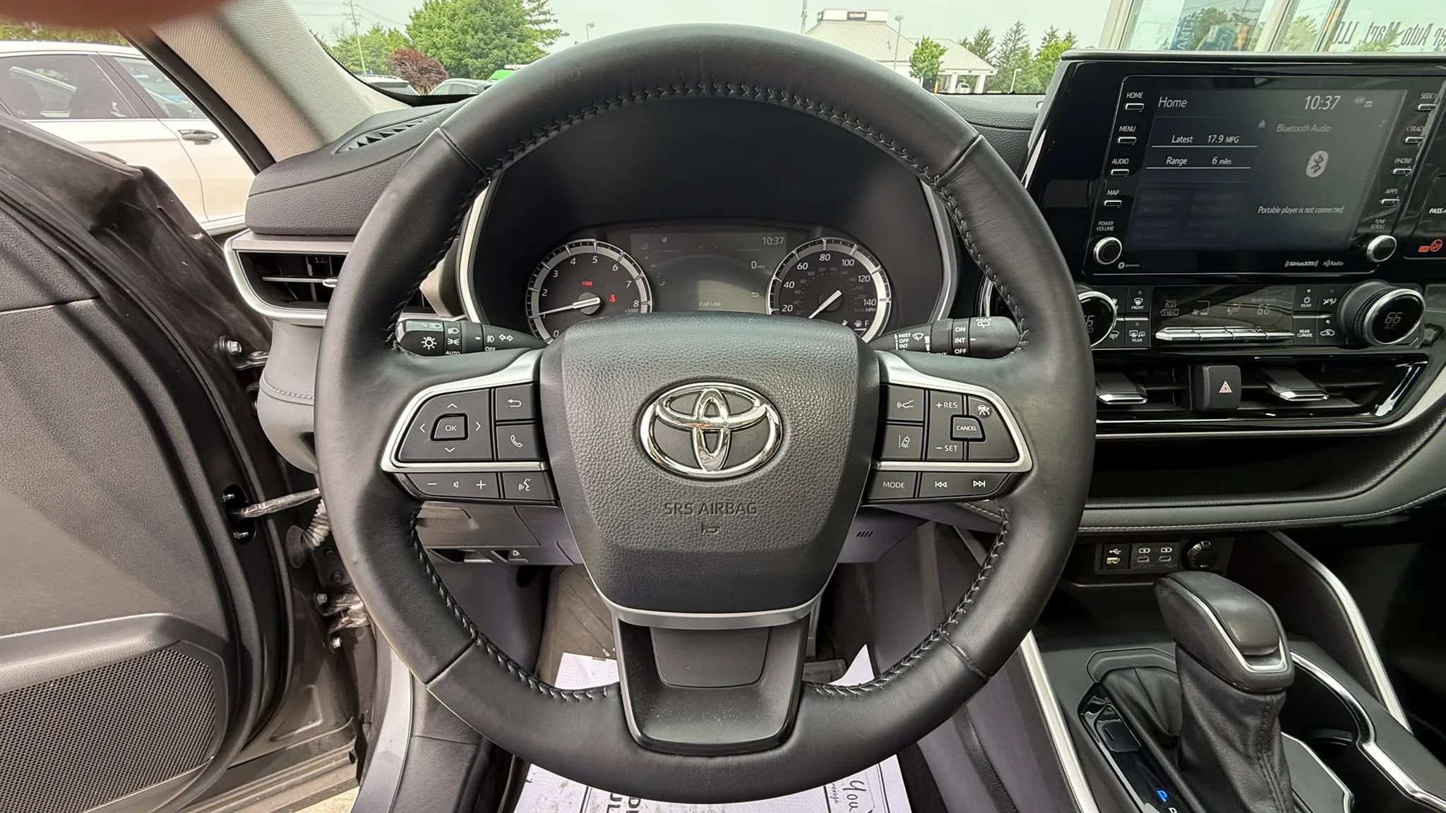 Used 2022 Toyota Highlander XLE AWD/4WD image 16