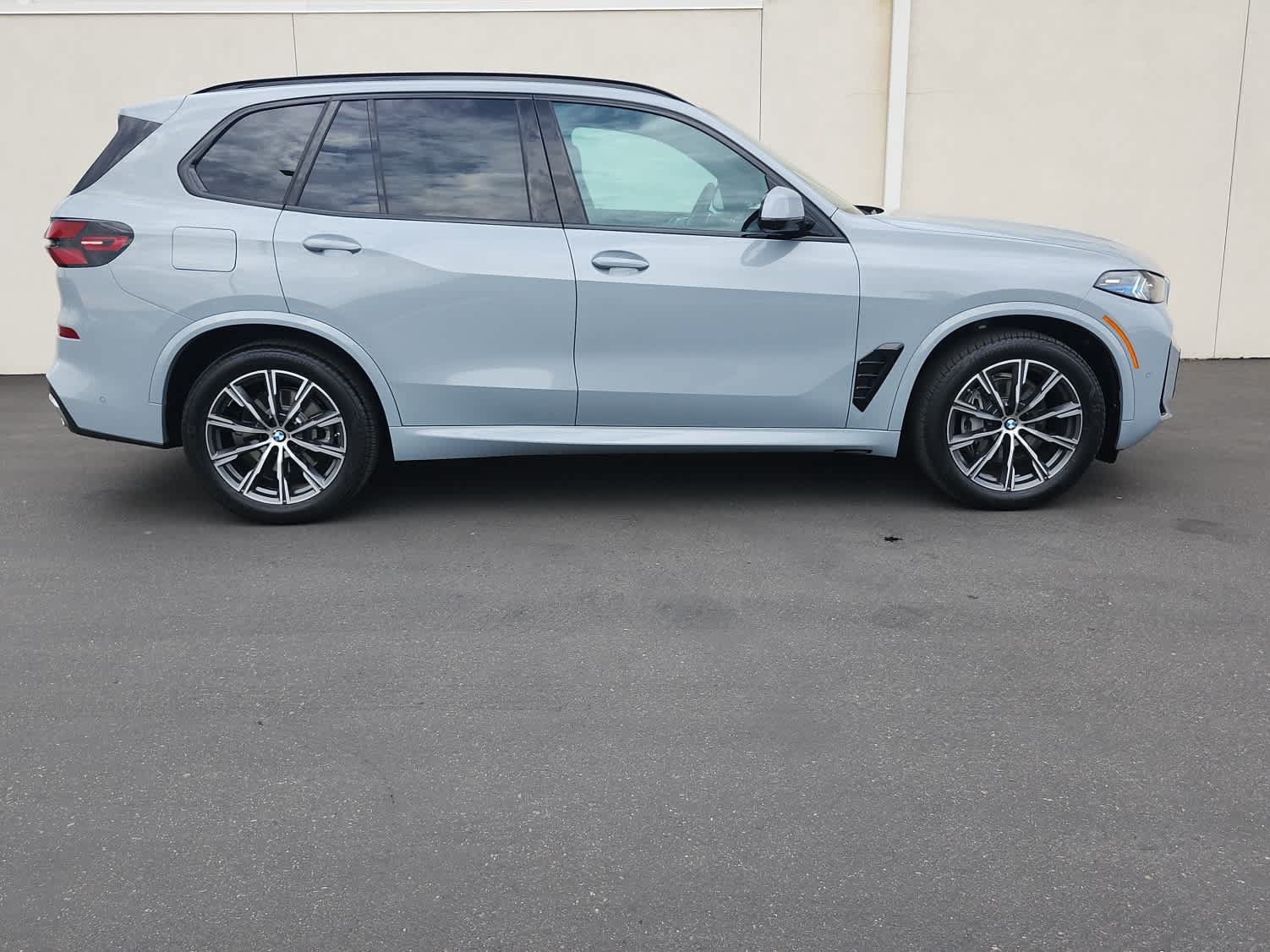 New 2026 BMW X5 xDrive40i w/ M Sport Package AWD/4WD image 3