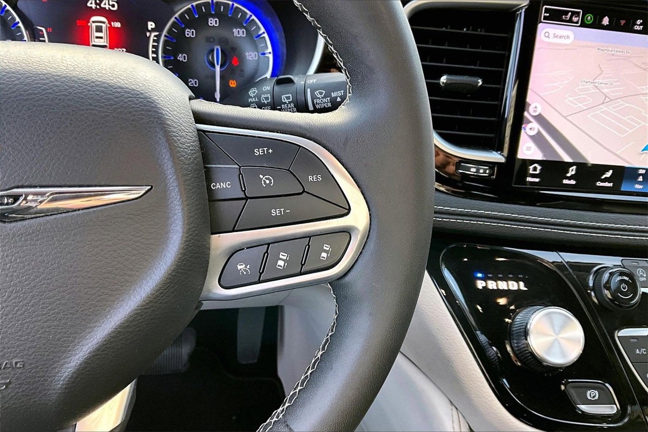 Certified 2023 Chrysler Pacifica Limited image 31