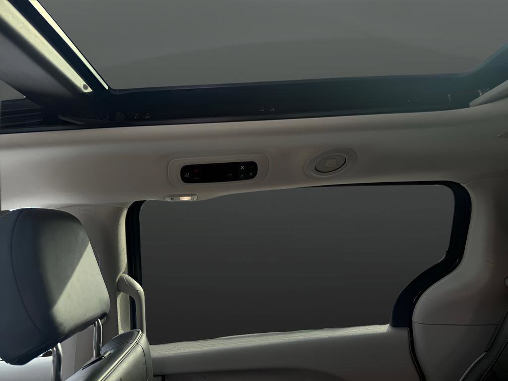 Used 2023 Chrysler Pacifica Limited image 15