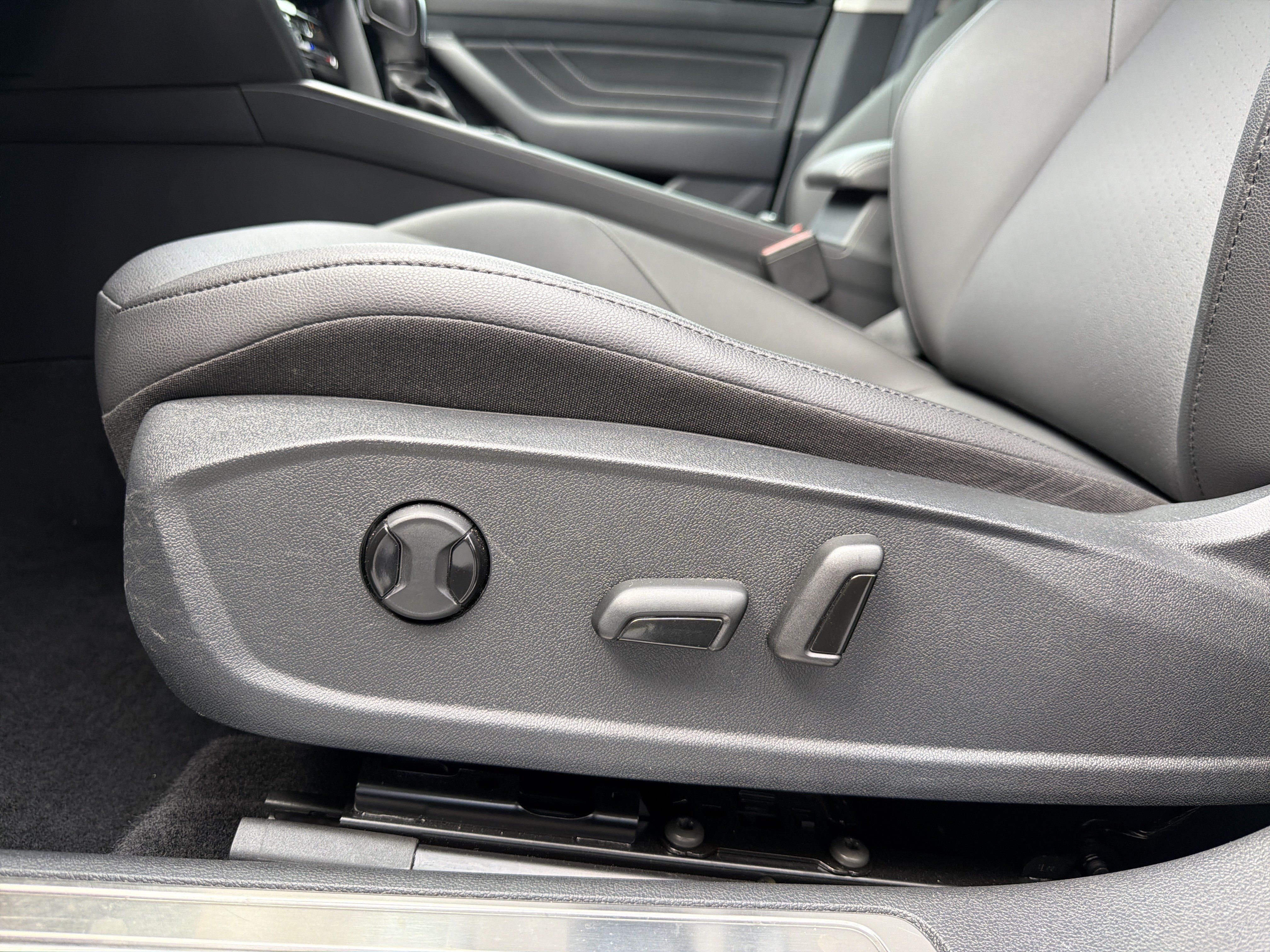 Used 2021 Volkswagen Arteon SE FWD image 23