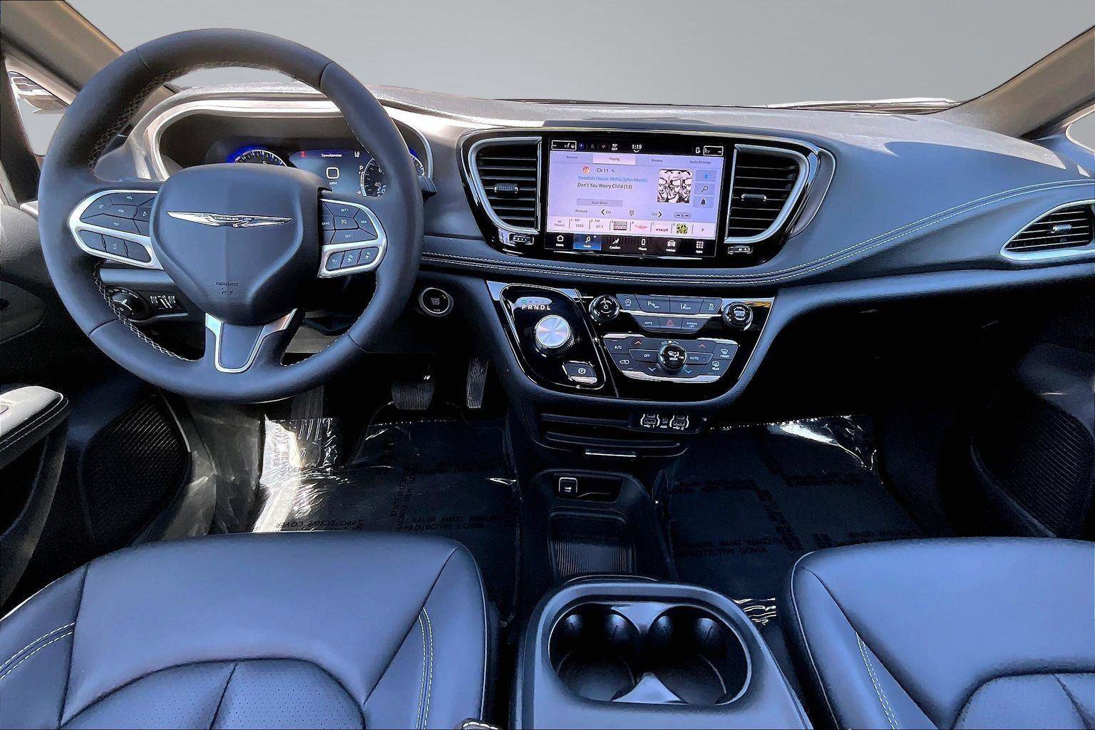 Used 2025 Chrysler Pacifica Select image 17