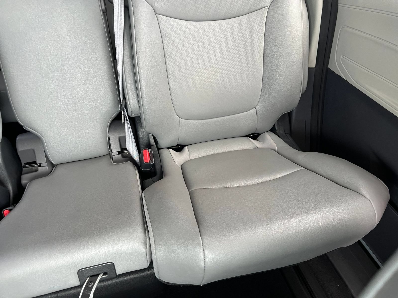 Used 2023 Toyota Sienna XLE FWD image 40