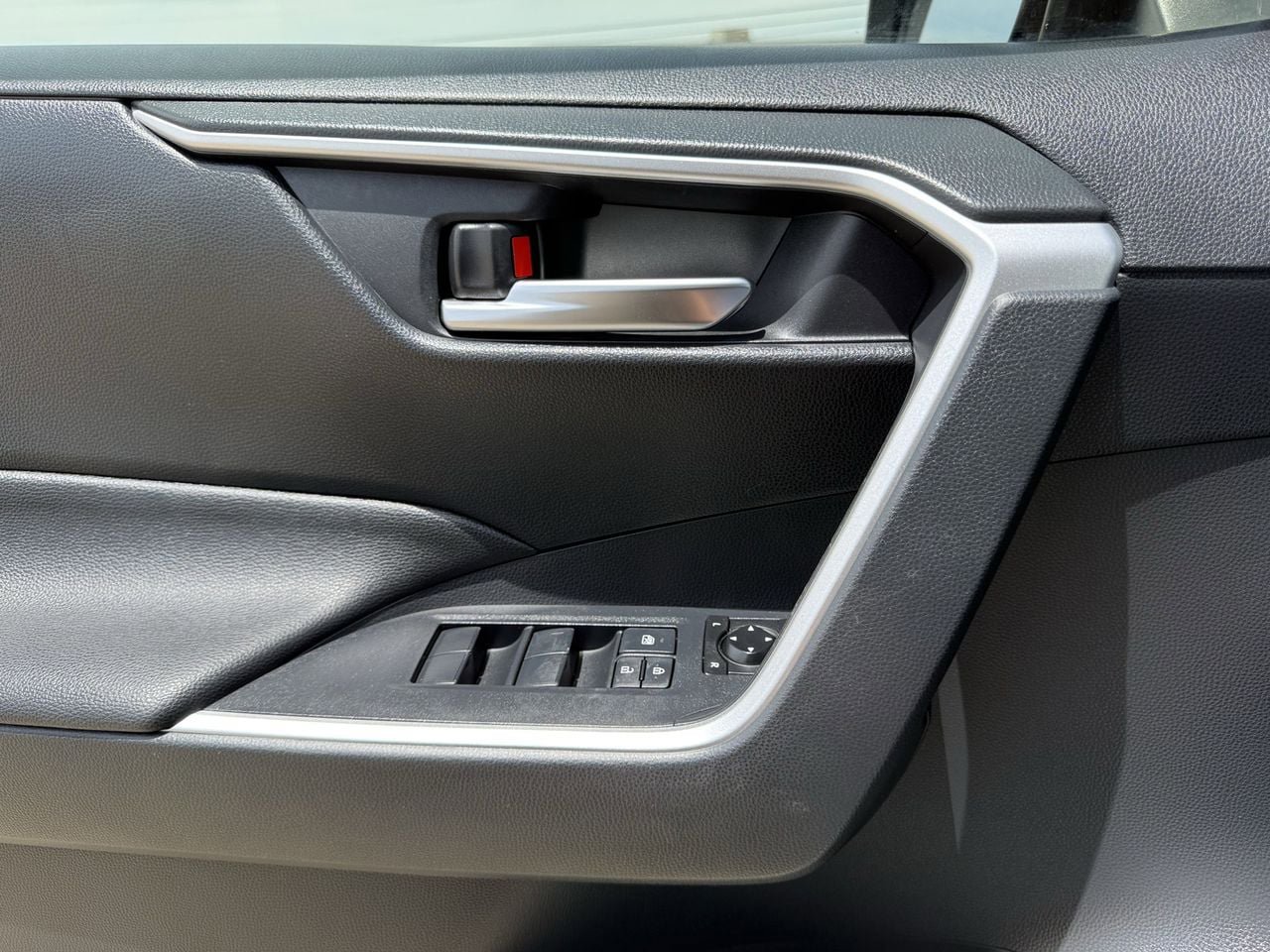 Used 2019 Toyota RAV4 XLE w/ Convenience Package FWD image 22