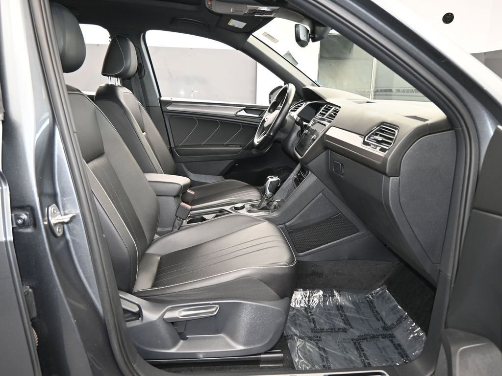 Used 2022 Volkswagen Tiguan SE R-Line image 50