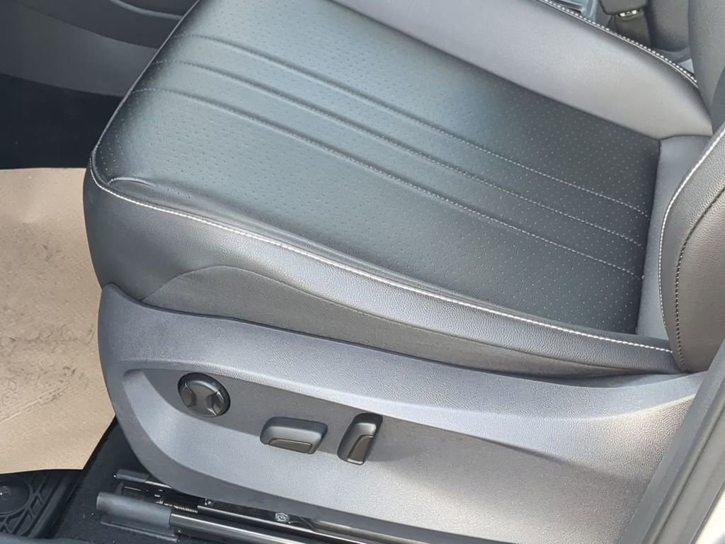 Used 2022 Volkswagen Tiguan SE image 13