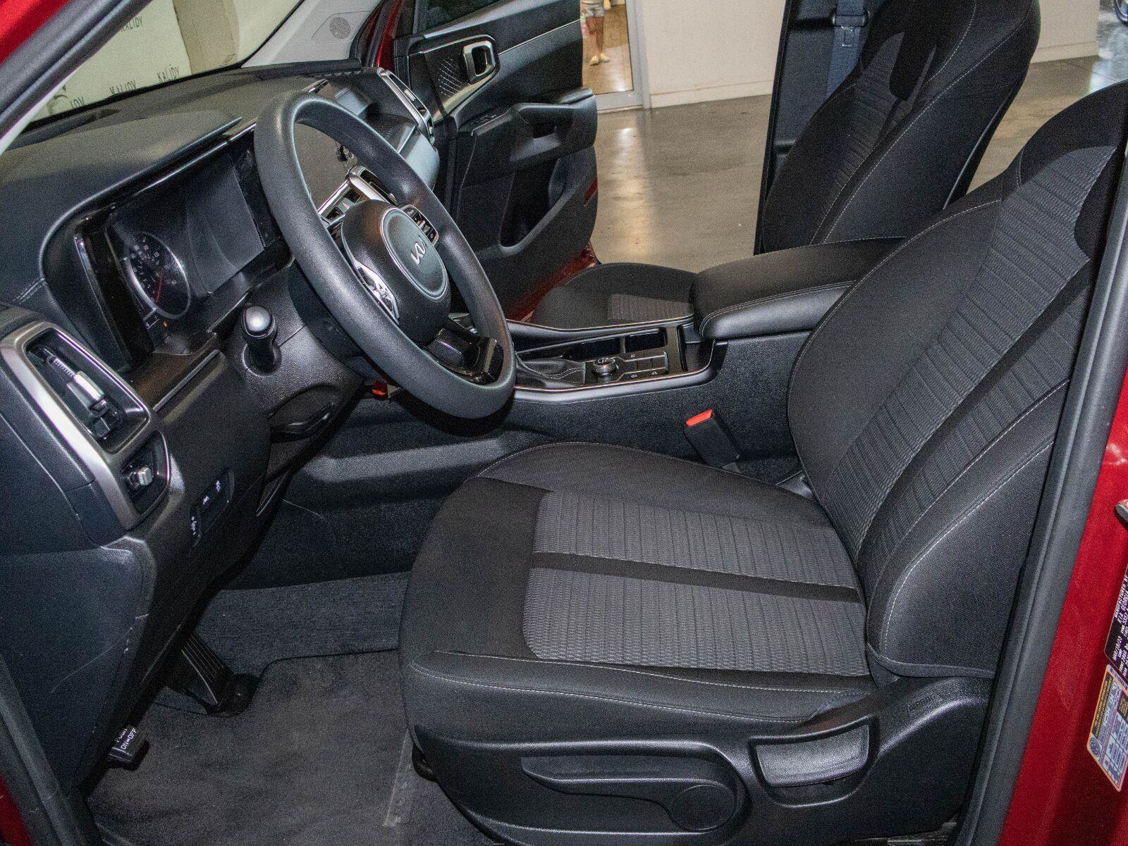 Used 2023 Kia Sorento LX FWD image 7