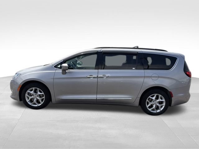 Used 2017 Chrysler Pacifica Touring-L w/ Tire & Wheel Group FWD image 6